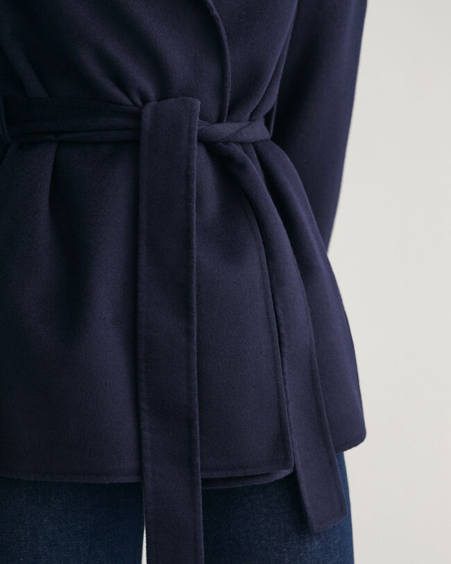 Blazer com cinto cosido à mão