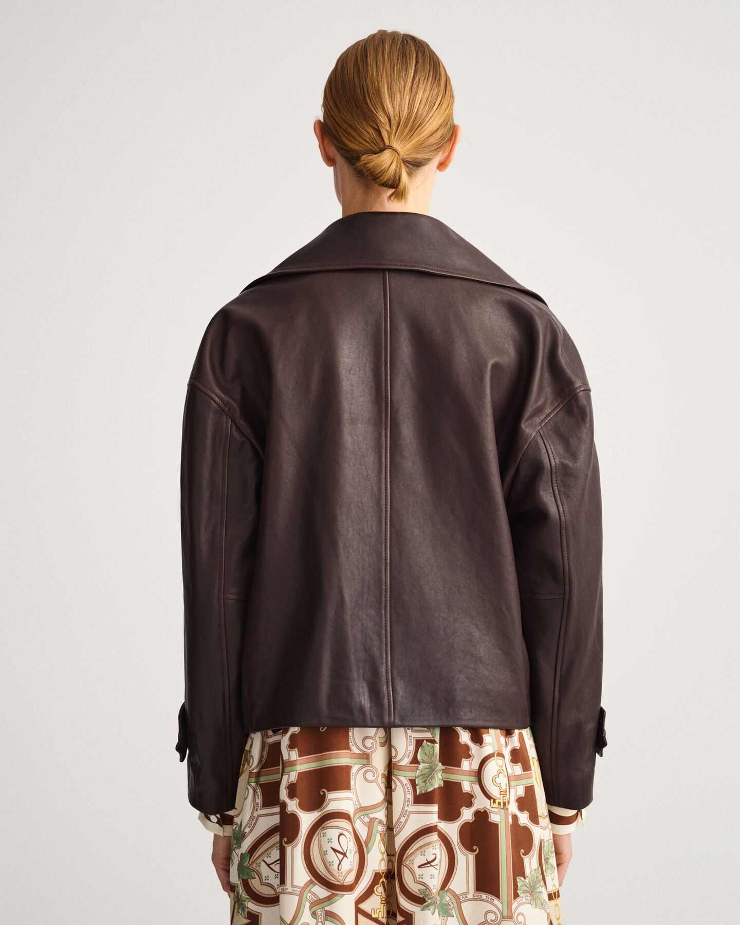 Casaco curto em pele