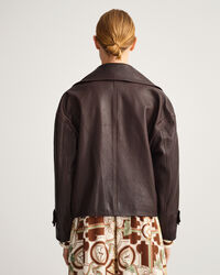 Casaco curto em pele