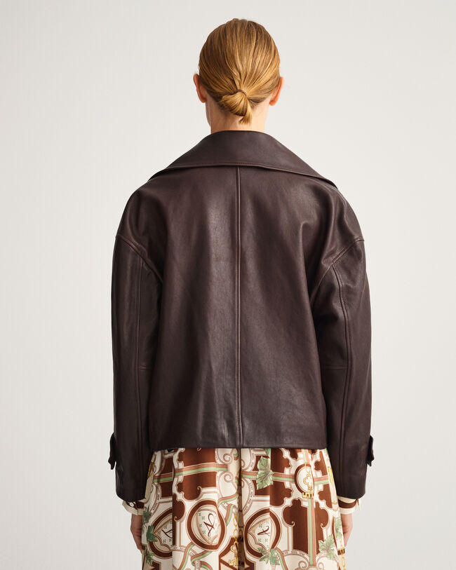 Casaco curto em pele