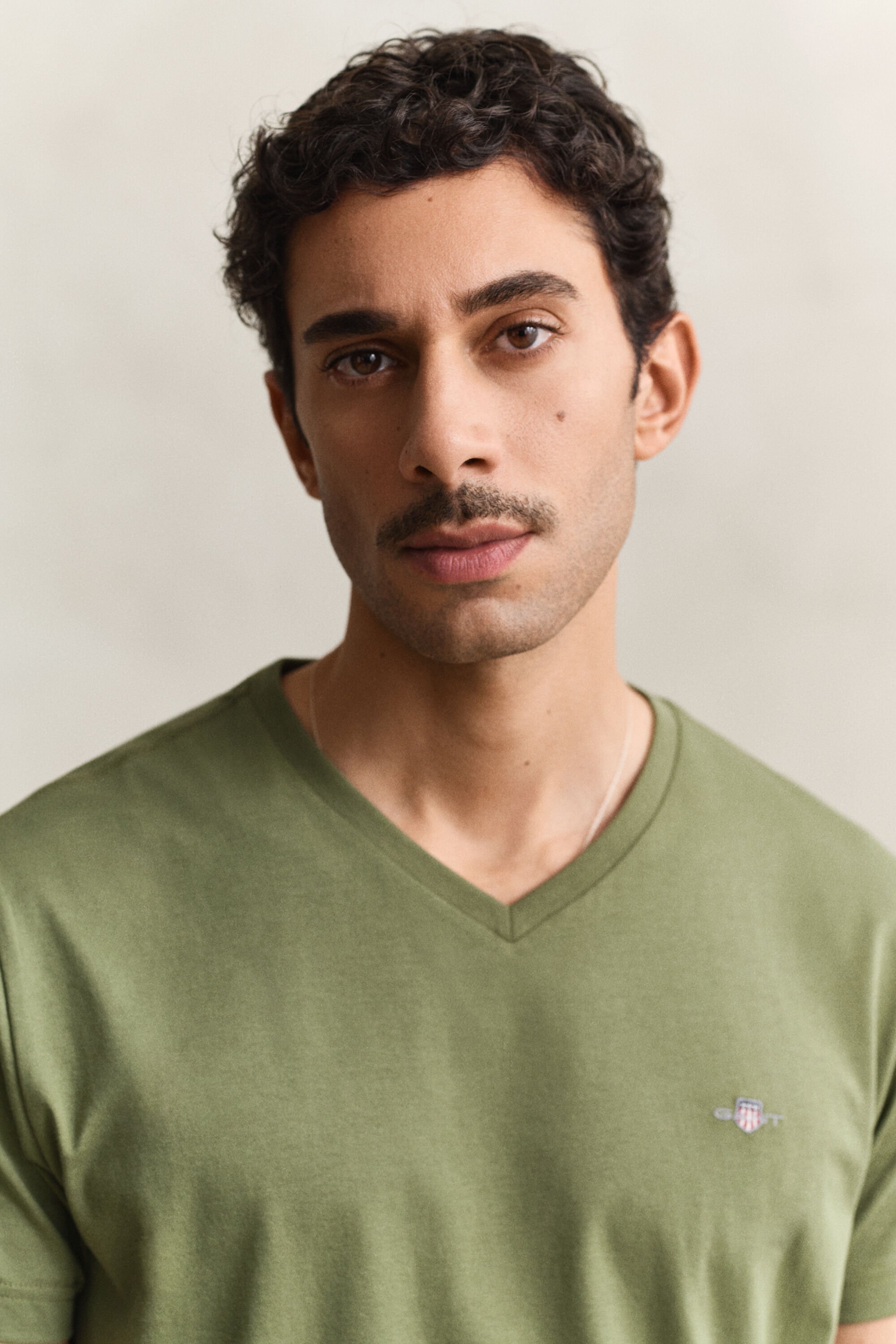 T-shirt com decote em V Shield slim fit