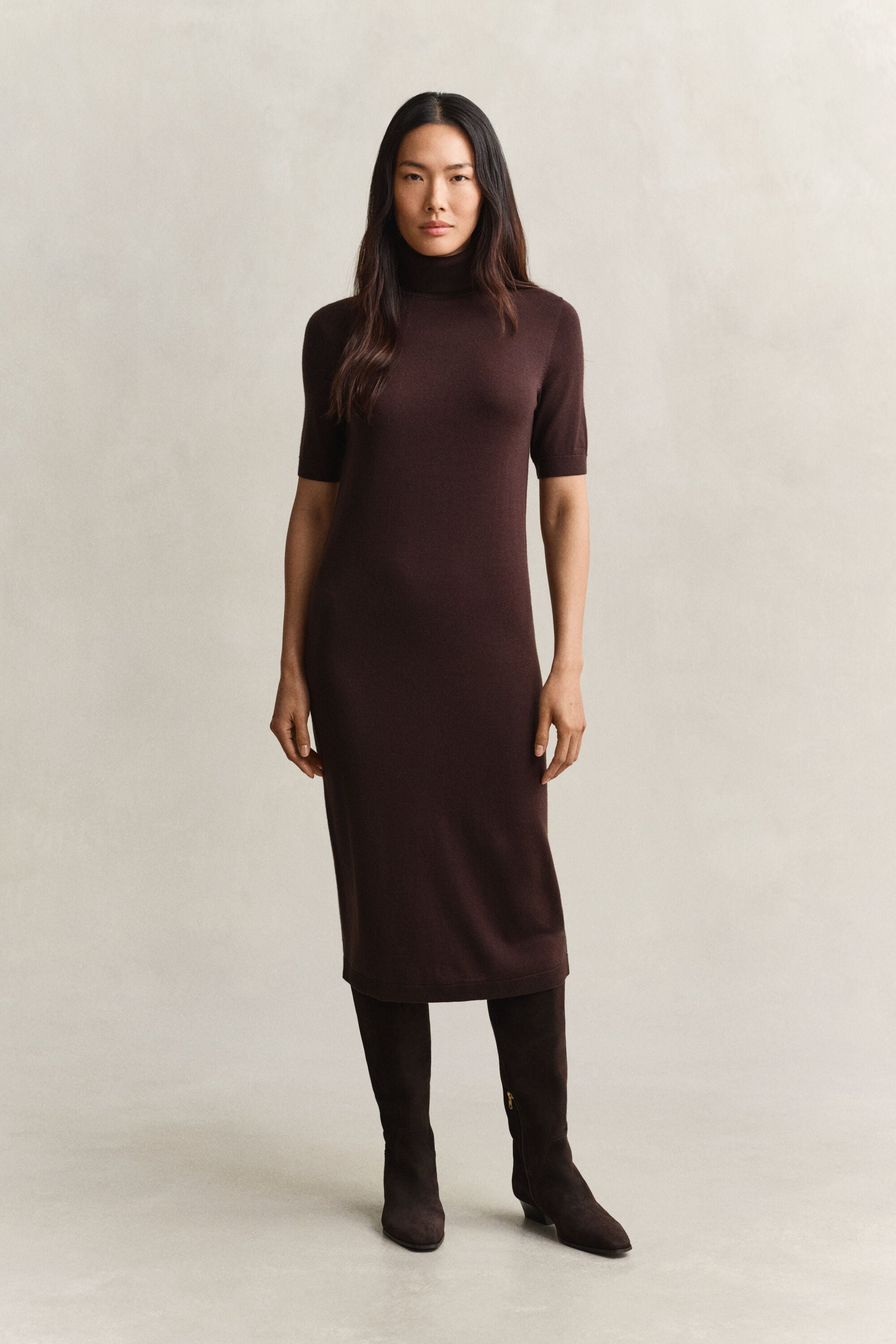 Vestido de gola alta em lã de merino