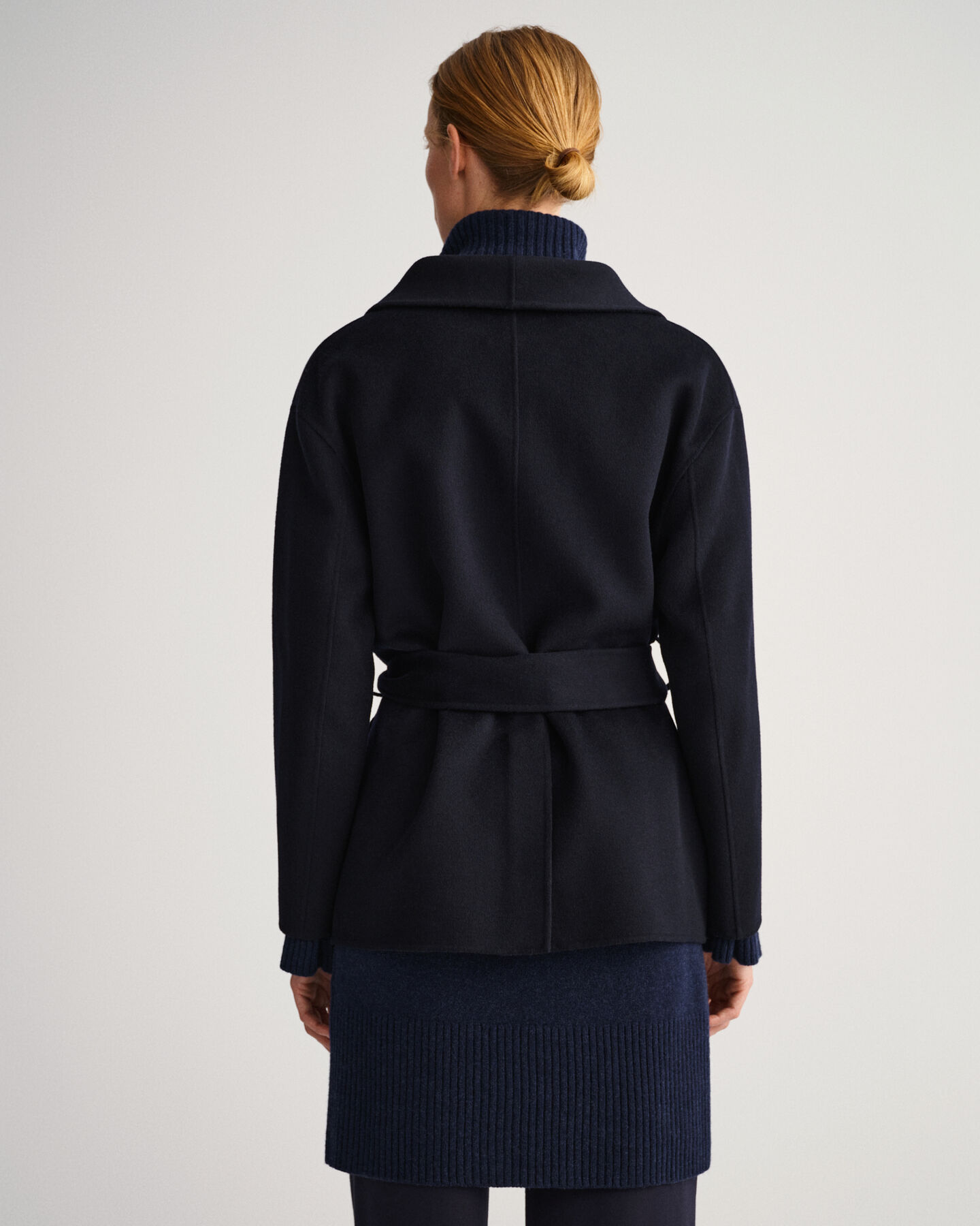 Blazer com cinto cosido à mão