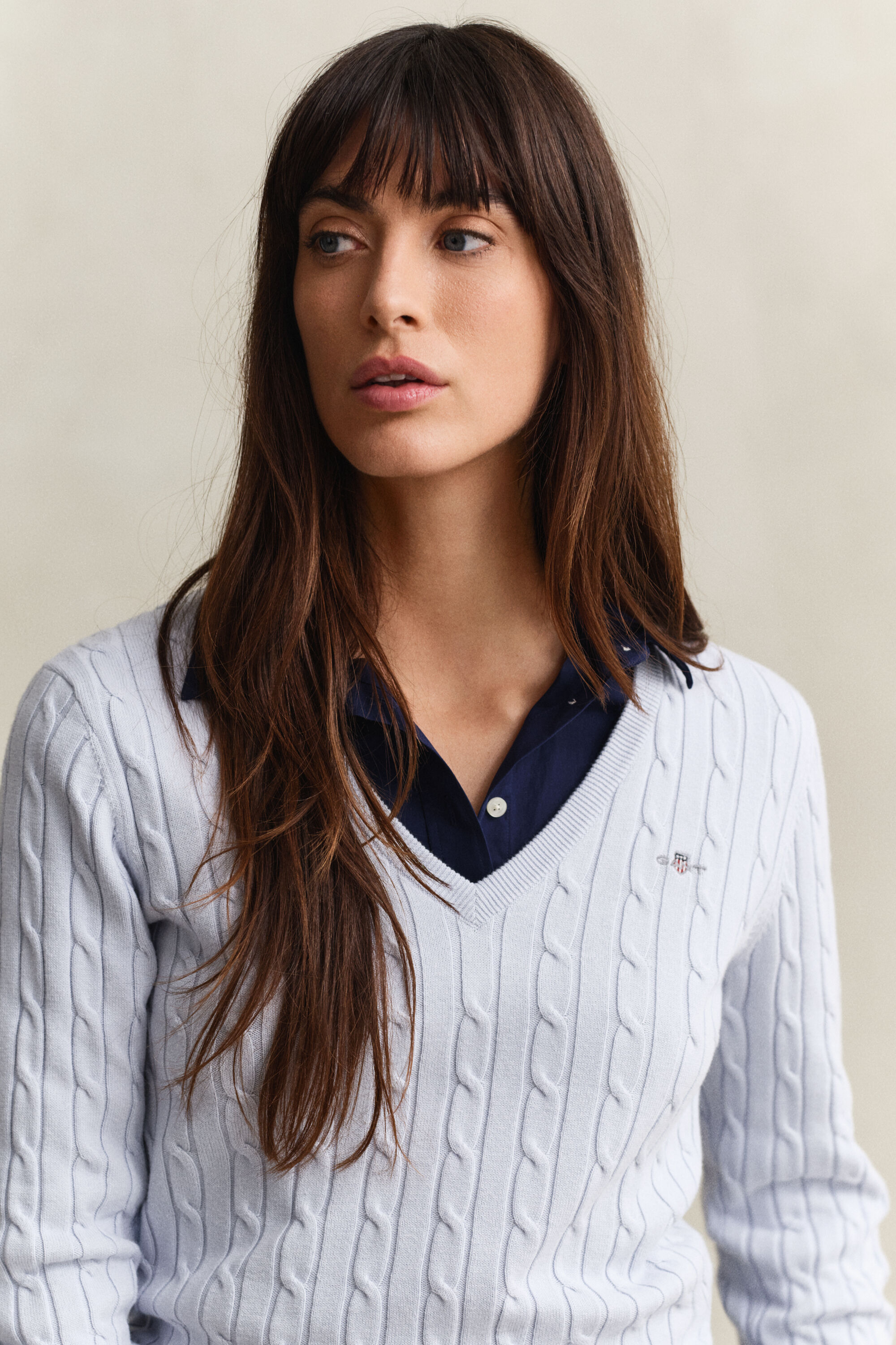 Pullover com decote em V em malha entrançada