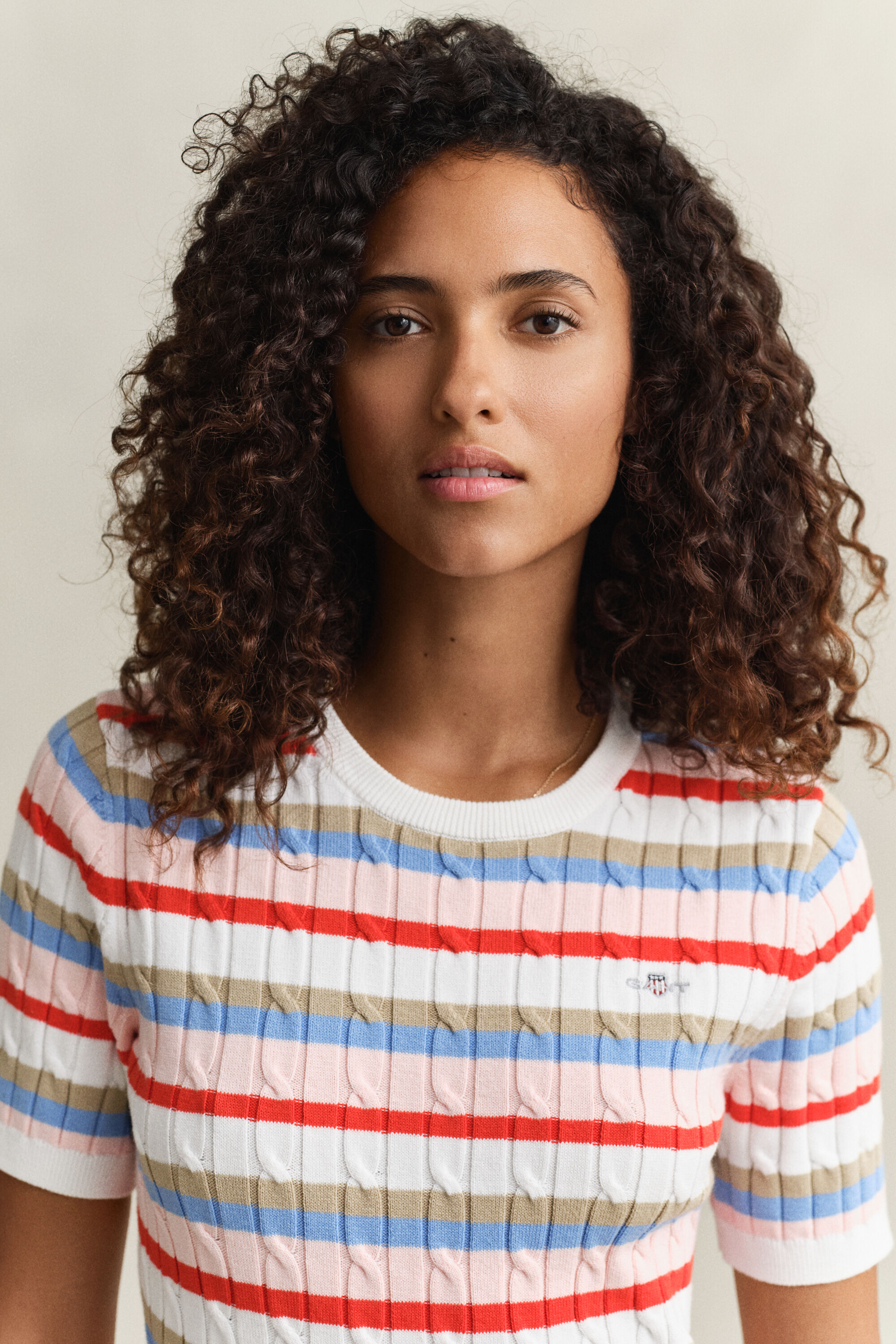 Camisola de manga curta em malha entrançada às riscas