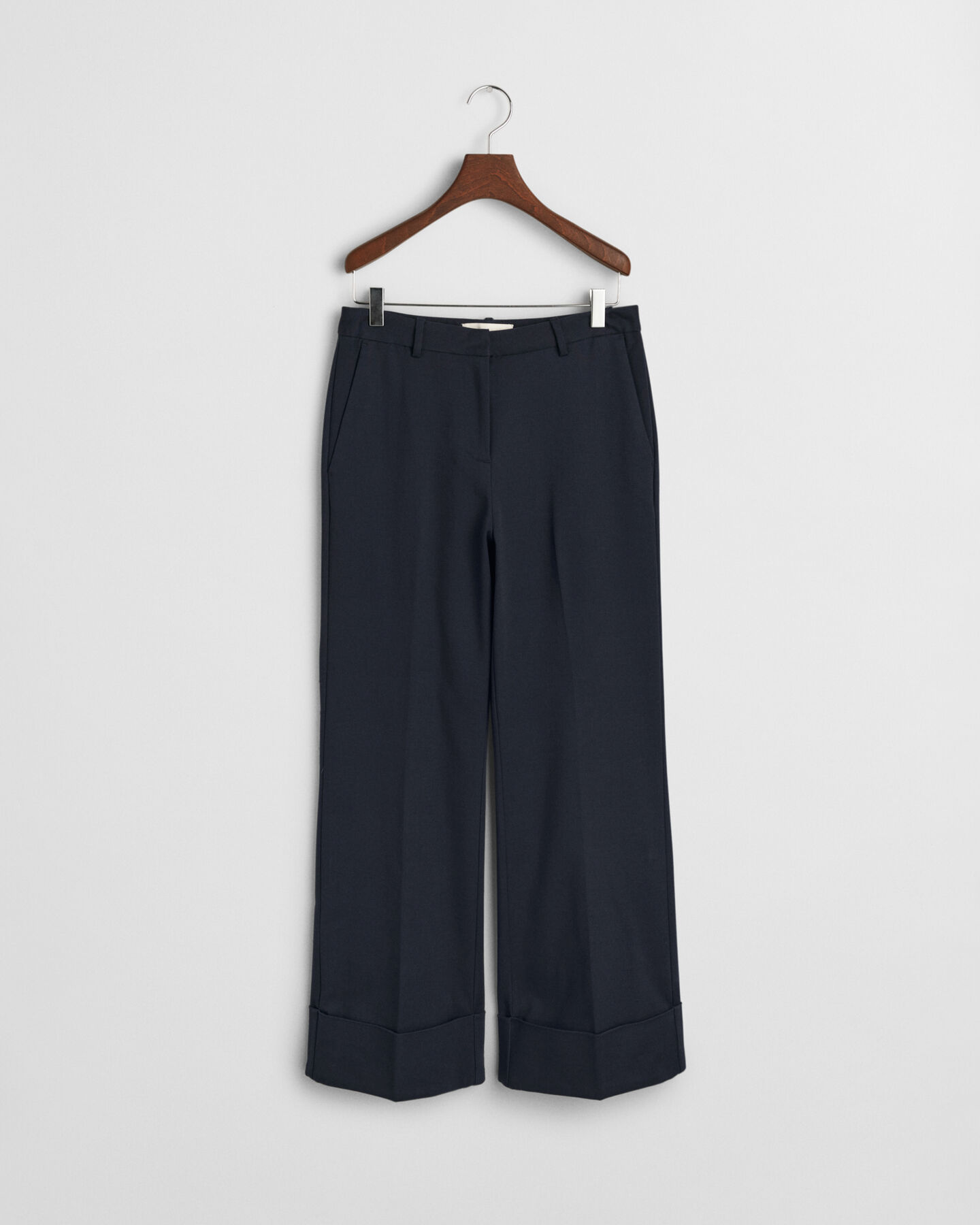 Calças com dobras e pregas