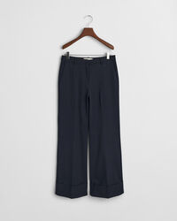 Calças com dobras e pregas