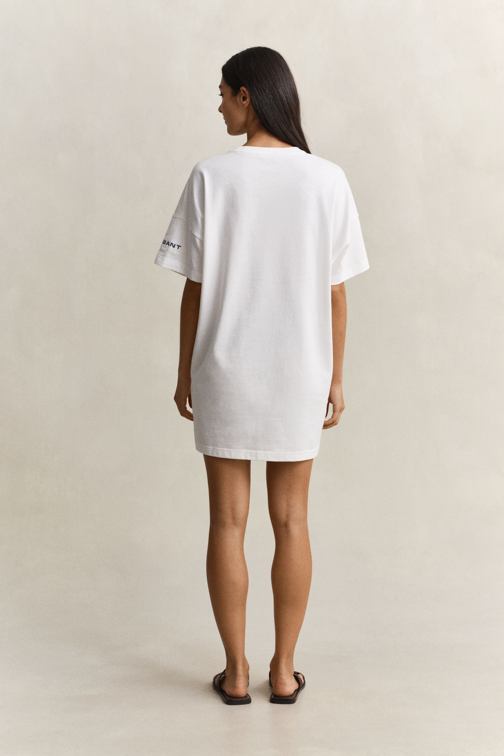 Vestido tipo t-shirt com grafismo estampado