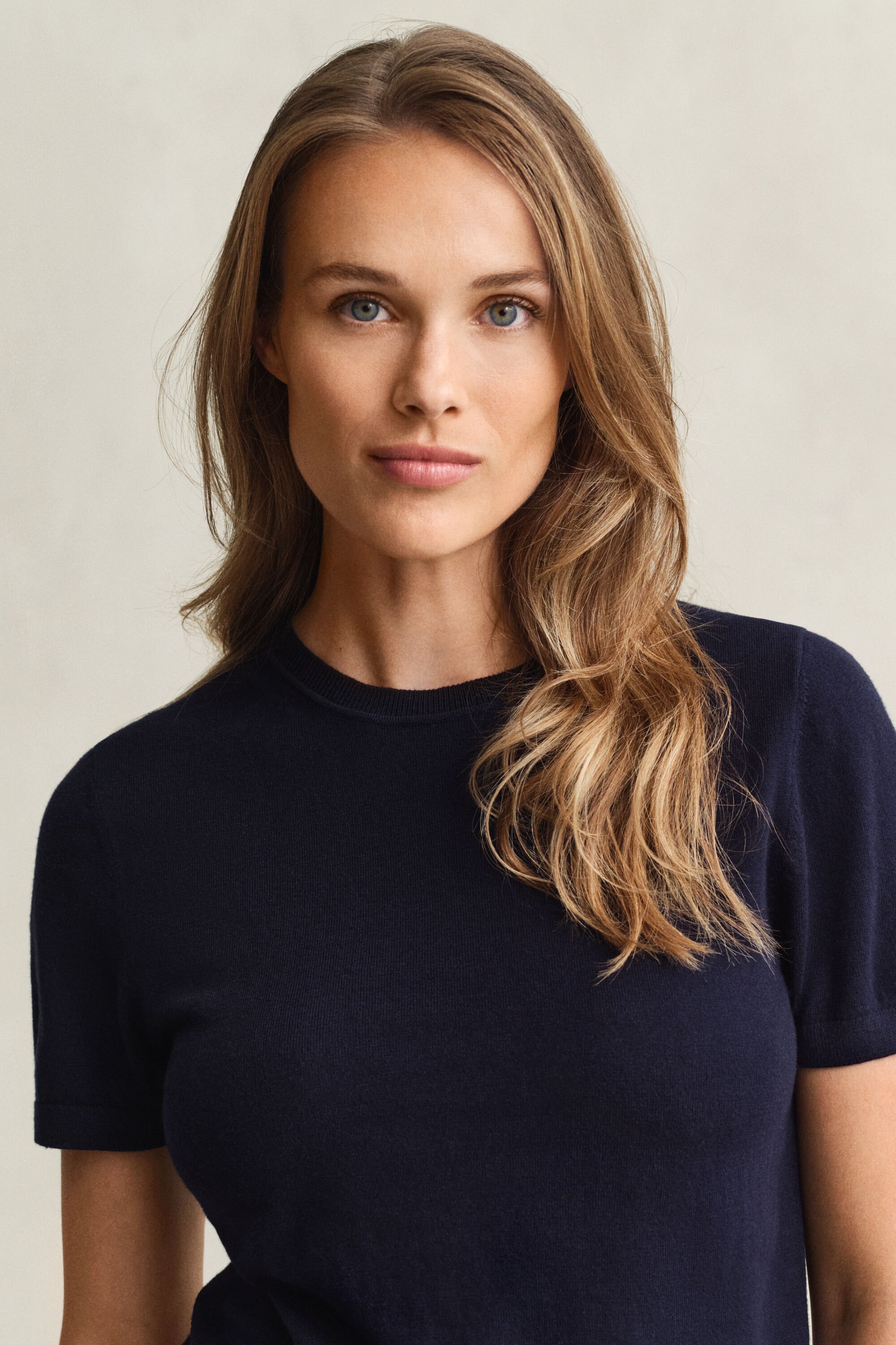 Camisola de malha leve com decote redondo e manga curta