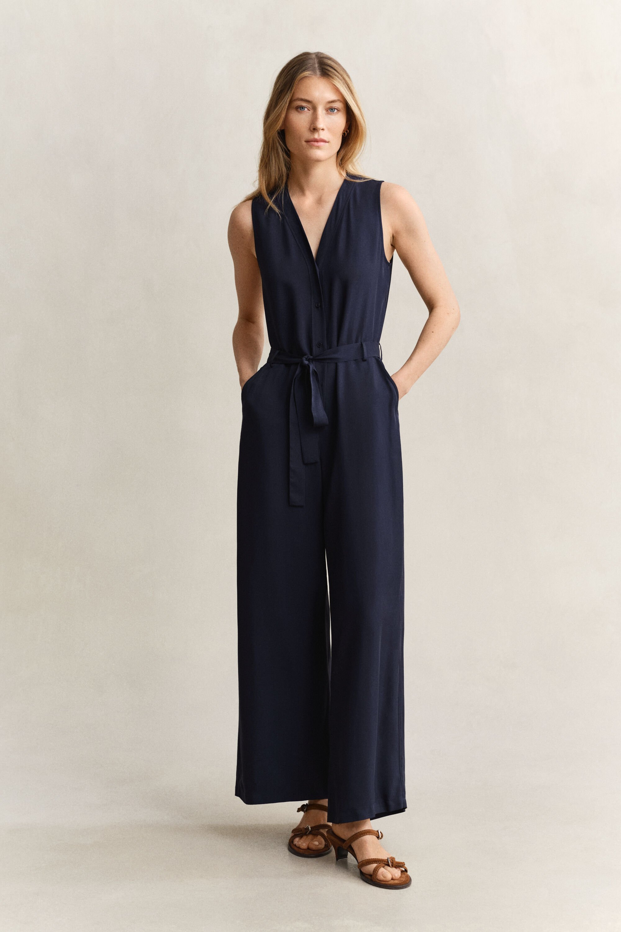 Macacão com cinto em sarja