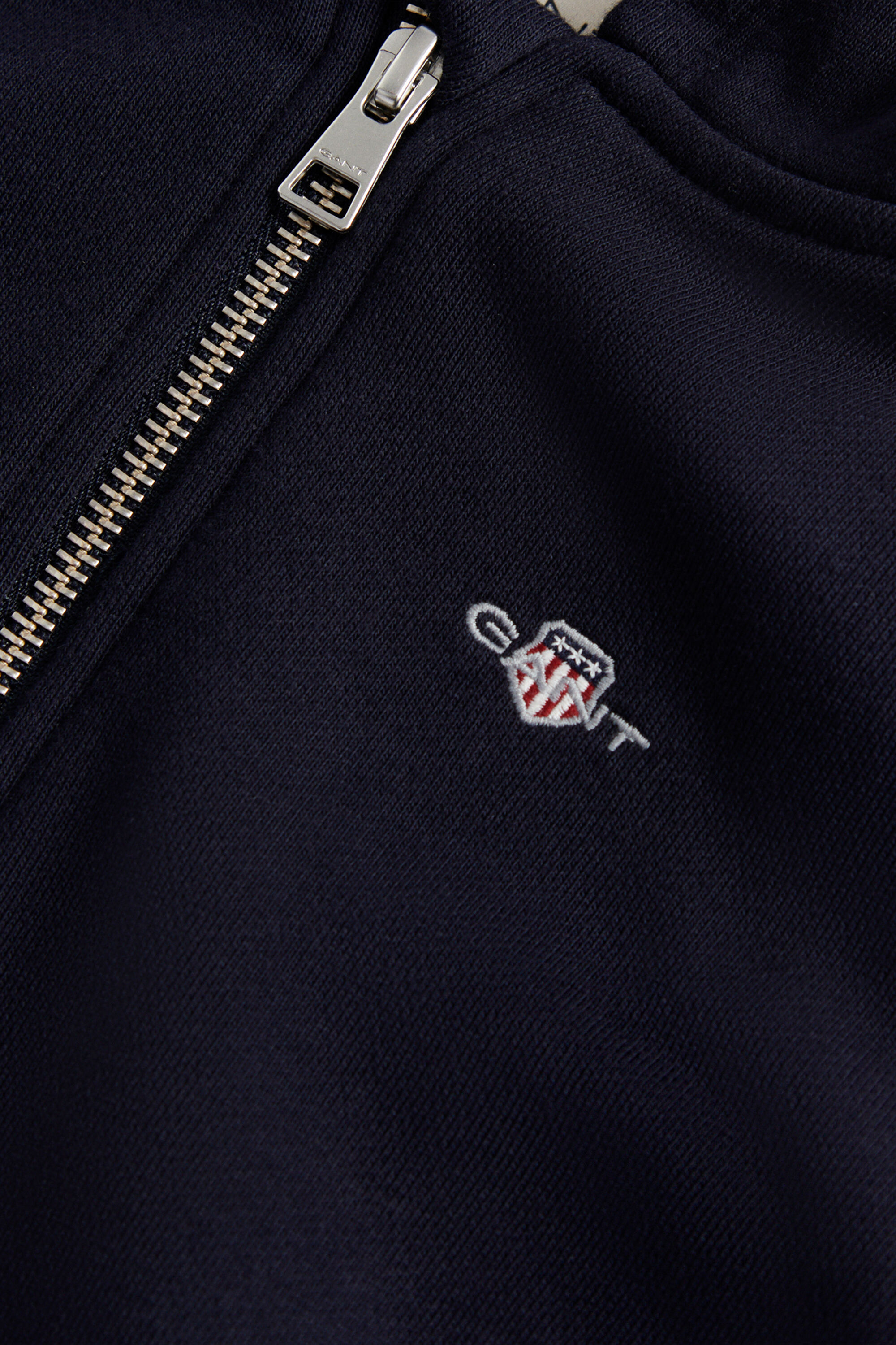 Conjunto com calças desportivas, t-shirt e sweatshirt com capuz e fecho Shield Boys