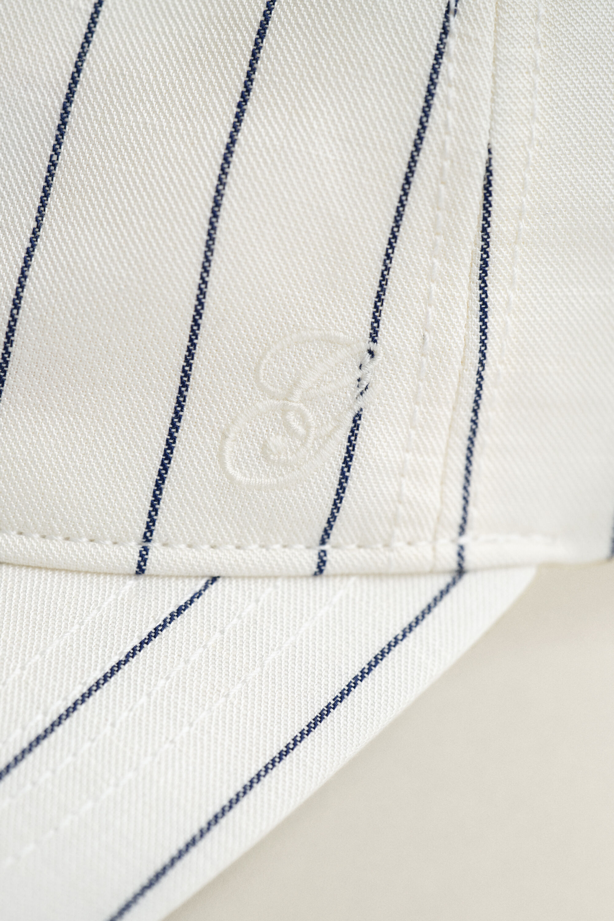 Boné em mistura de linho às riscas