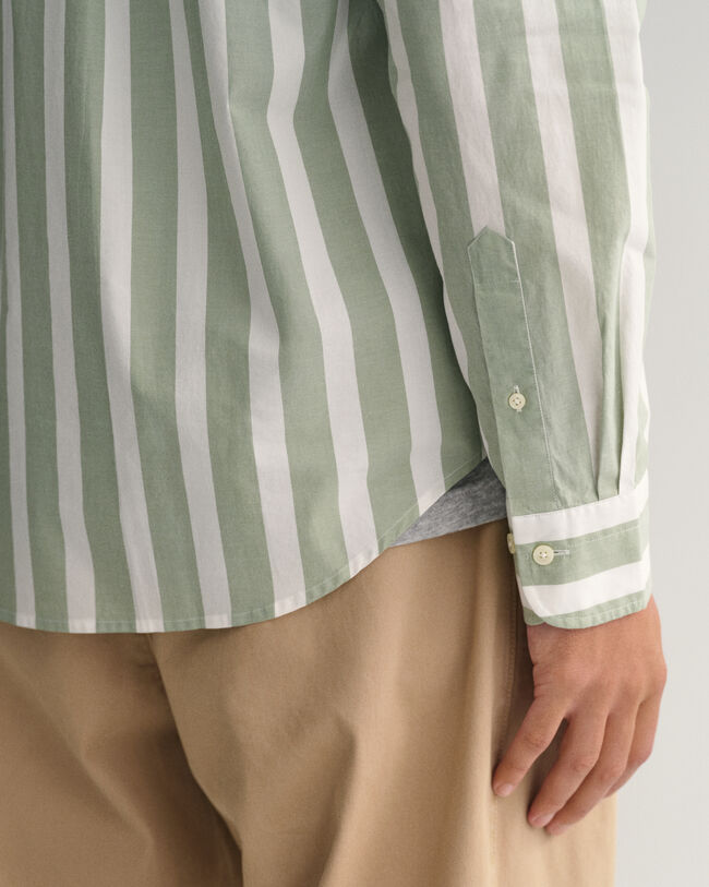 Camisa em popelina &agrave;s riscas largas corte normal