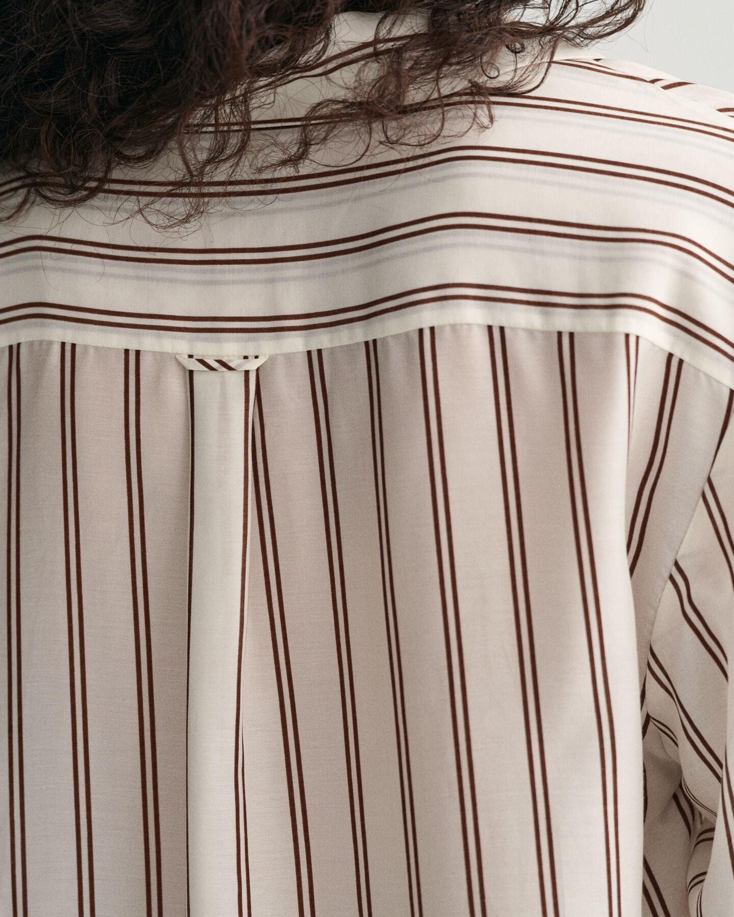 Blusa com decote em V &agrave;s riscas