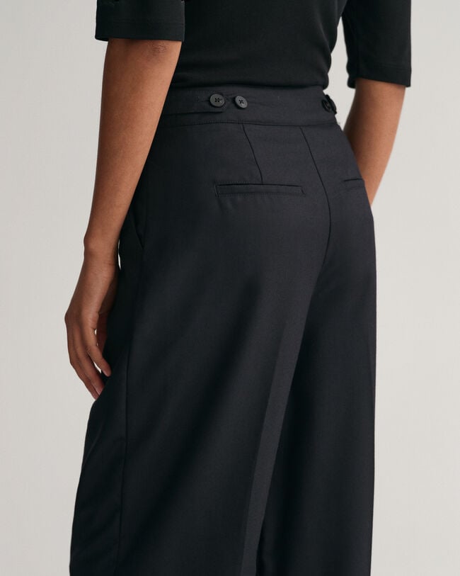 Cal&ccedil;as com perna a direito e cintura subida