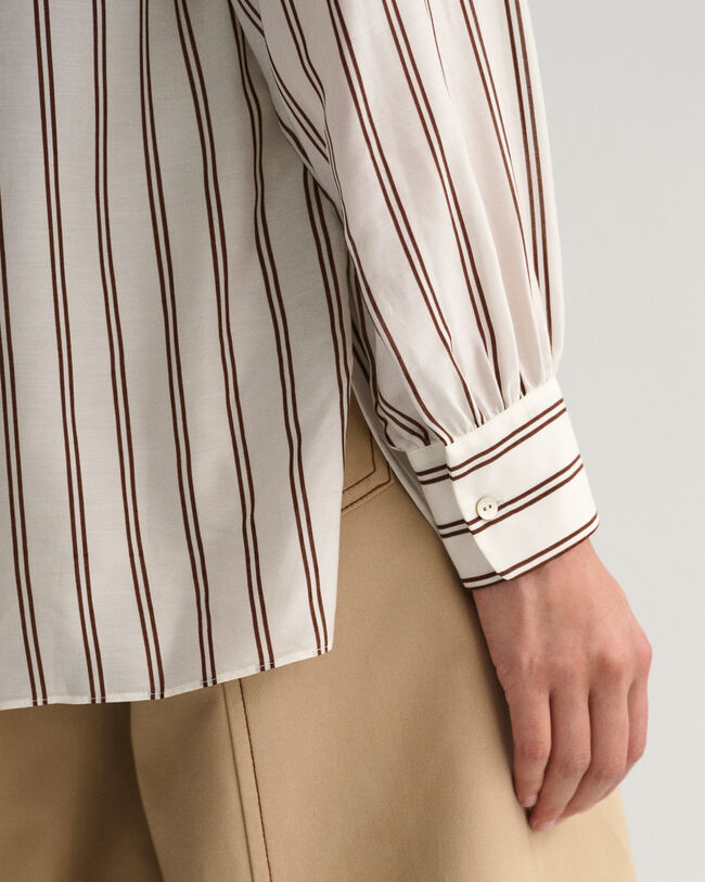 Blusa com decote em V &agrave;s riscas