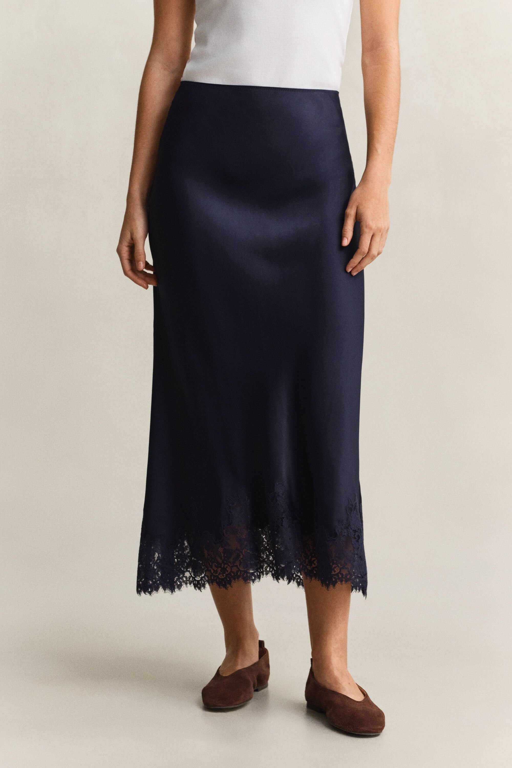 Saia média em renda e cetim