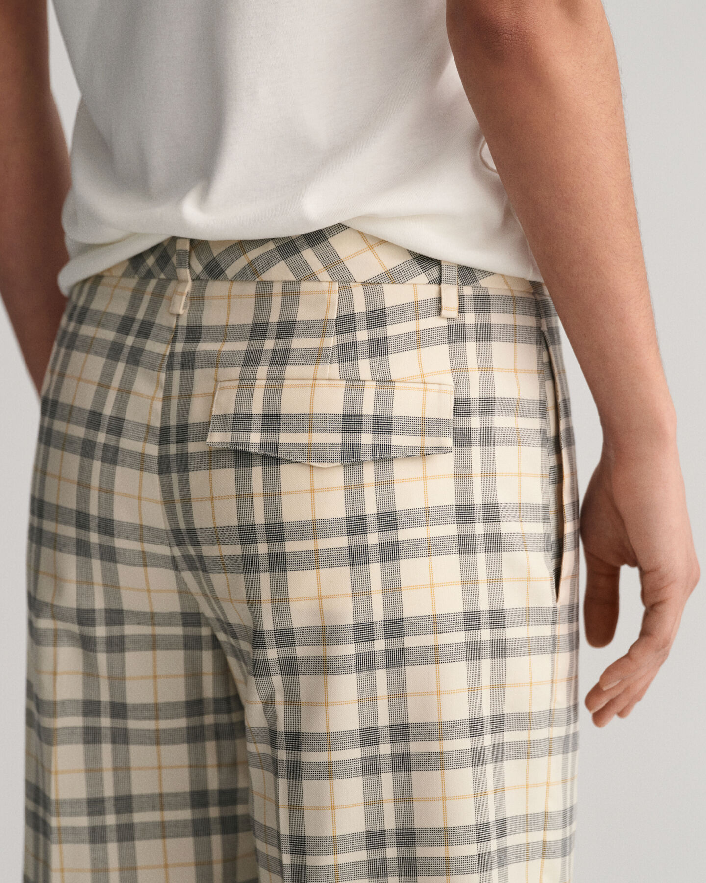 Cal&ccedil;as com padr&atilde;o de xadrez com perna a direito e cintura descida