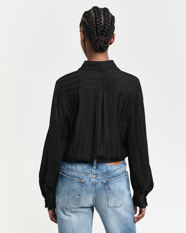 Camisa em cetim &agrave;s riscas regular fit