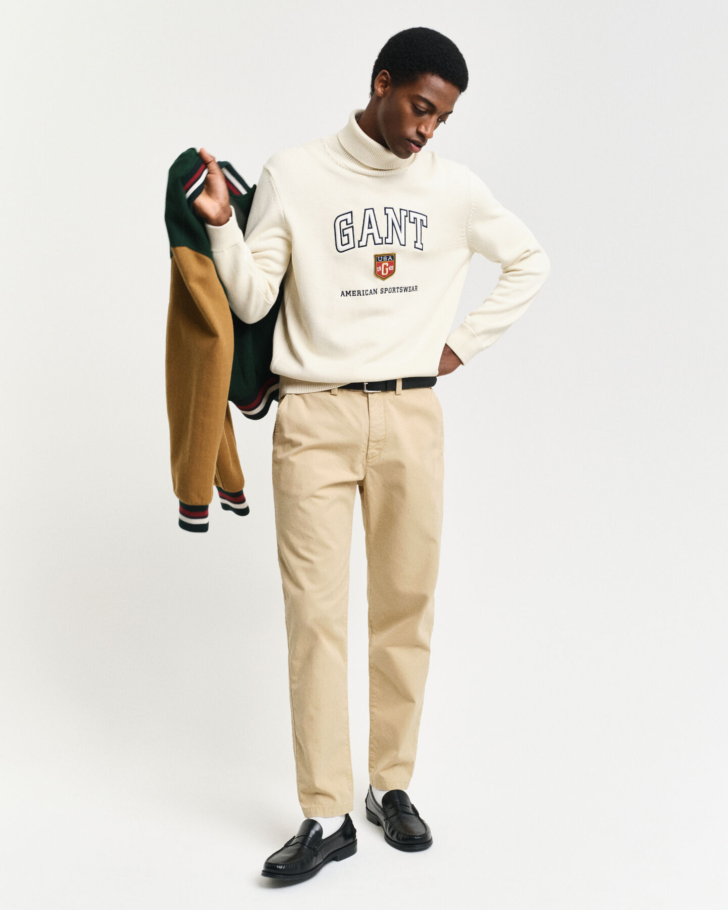 Calças chino afuniladas em lona regular fit