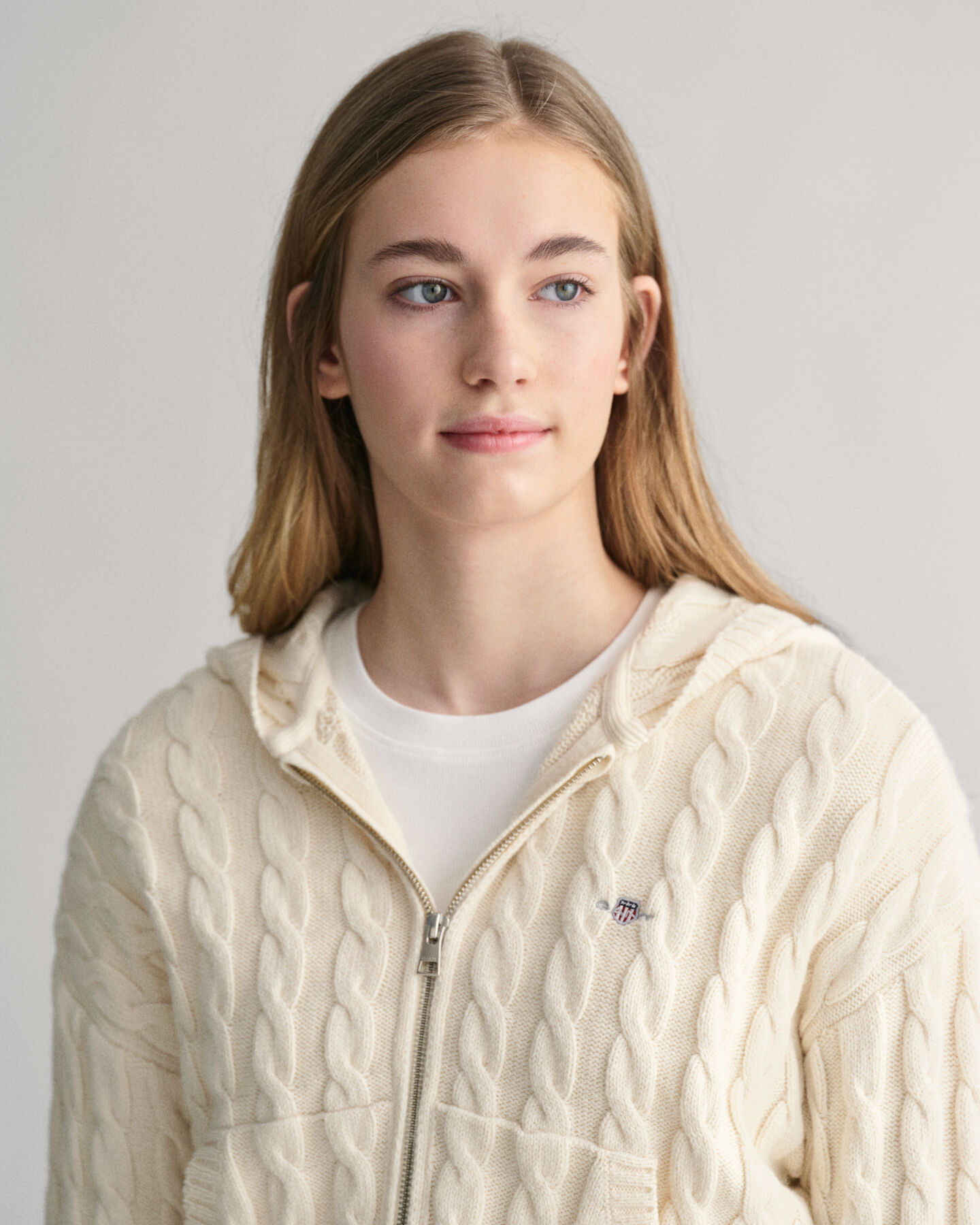 Casaco de malha entran&ccedil;ada curto com capuz e fecho Shield Teen Girls