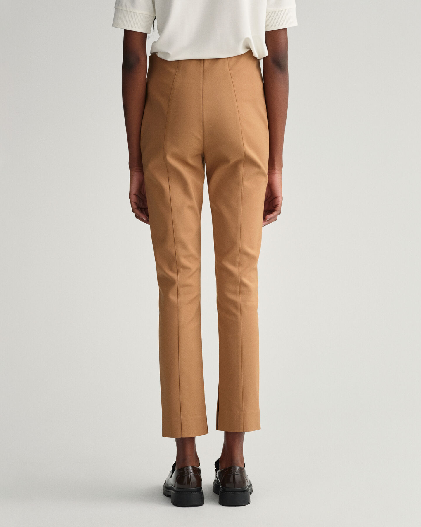 Cal&ccedil;as com pregas costuradas