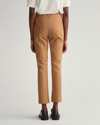 Cal&ccedil;as com pregas costuradas