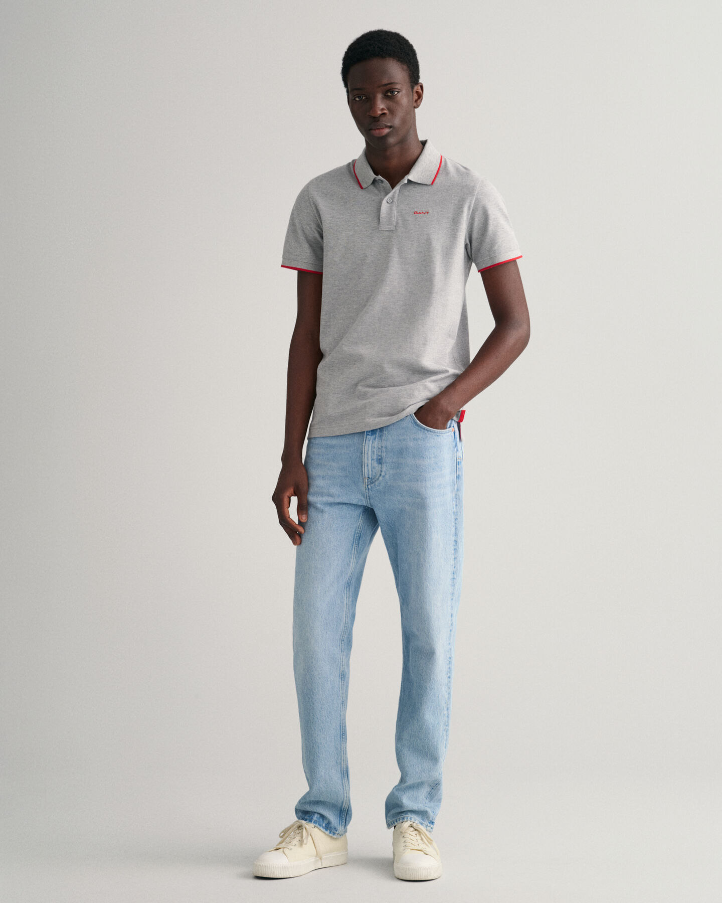 Polo em algod&atilde;o piqu&eacute; com debrum contrastante