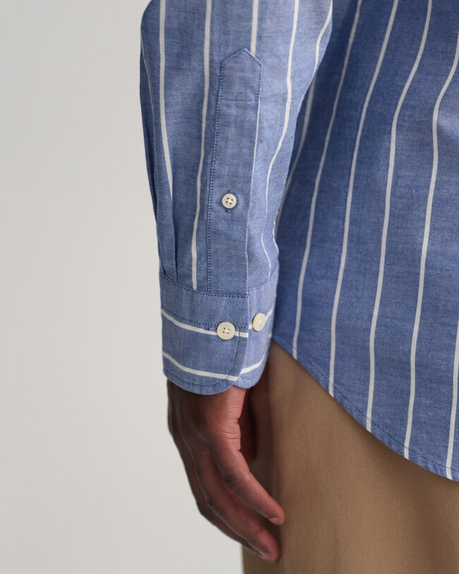 Camisa Oxford às riscas corte normal