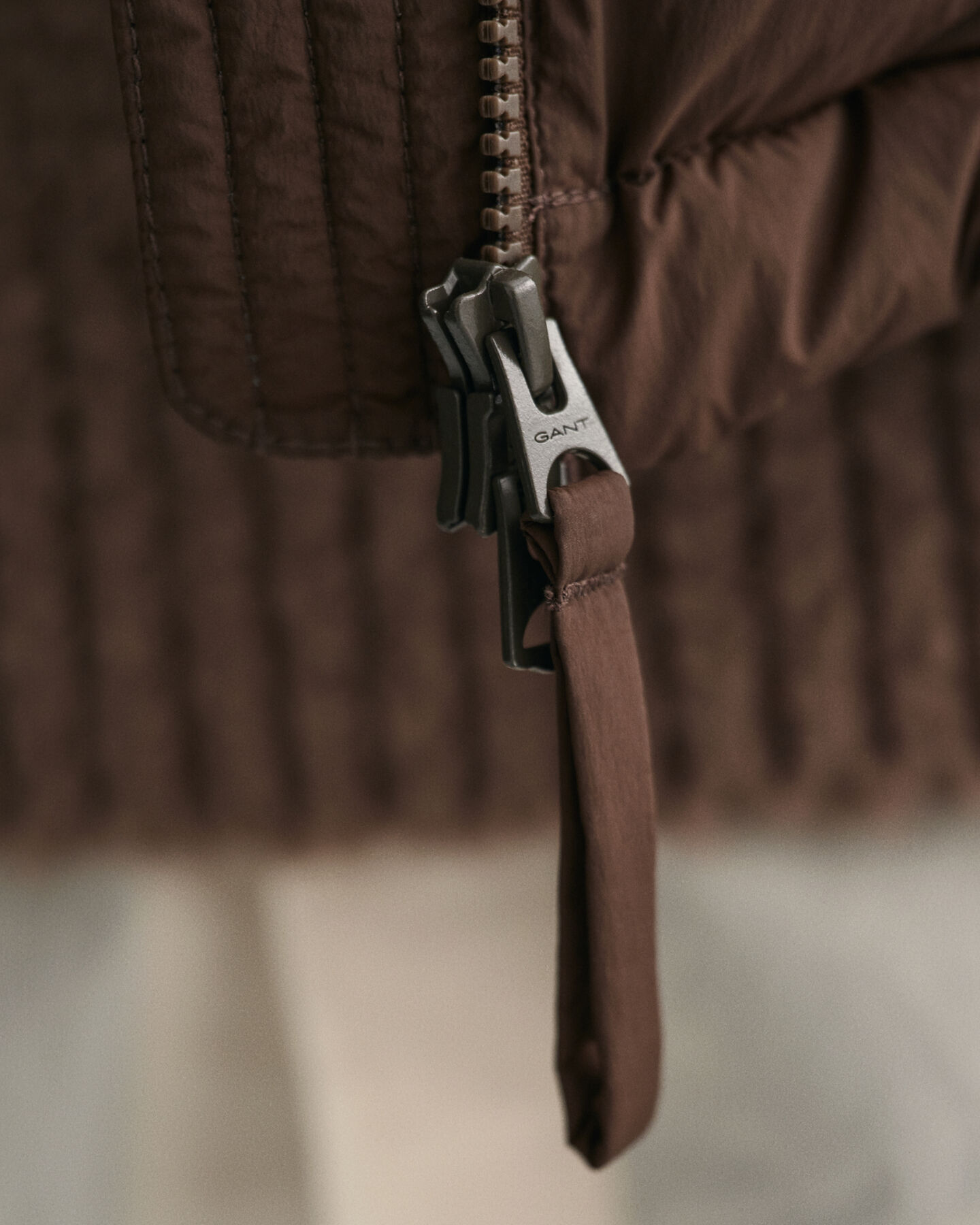 Colete de penas com comprimento m&eacute;dio