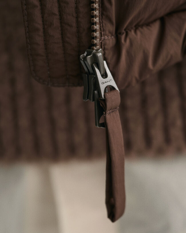 Colete de penas com comprimento m&eacute;dio