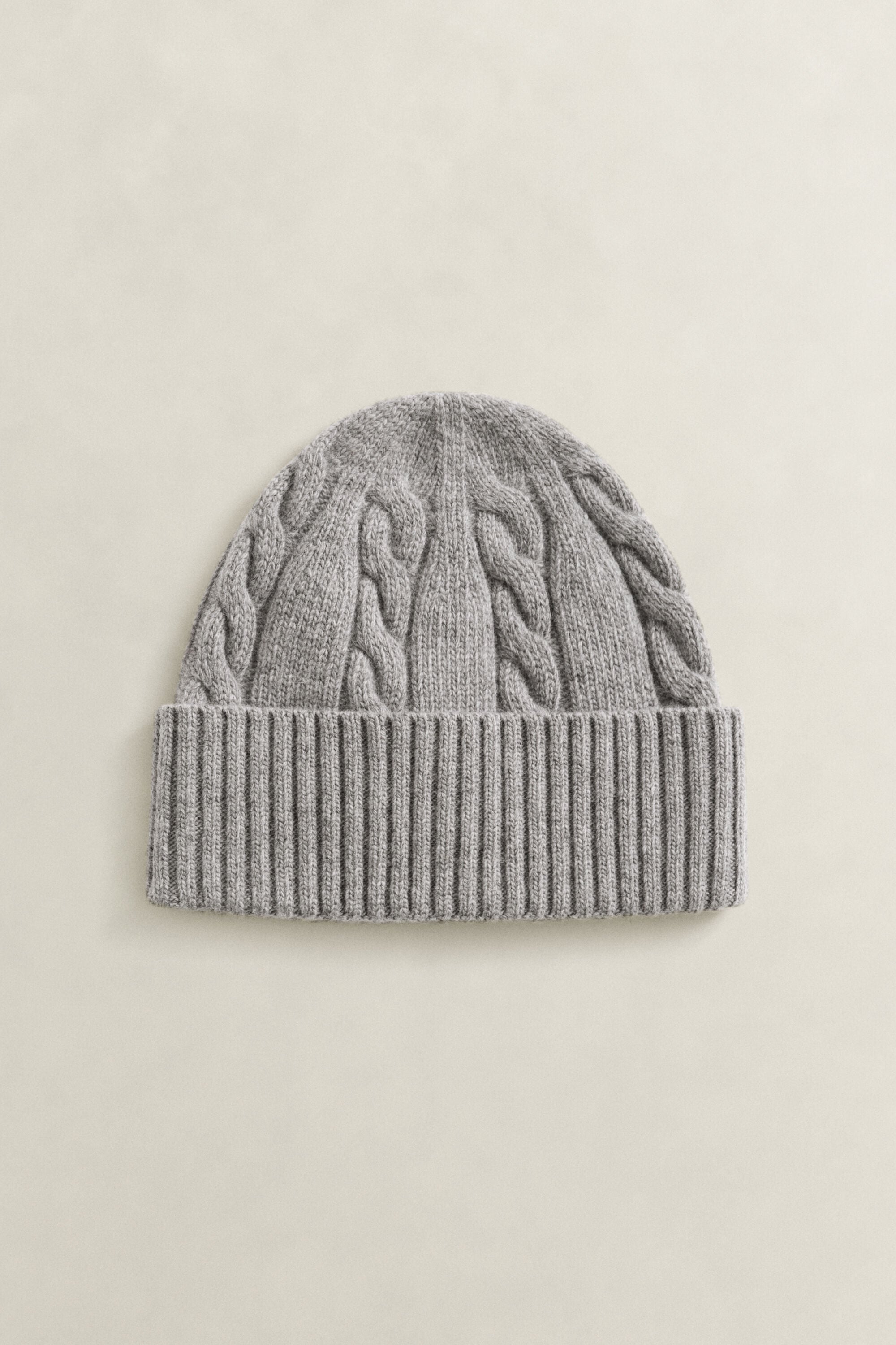 Gorro em malha entrançada de lã