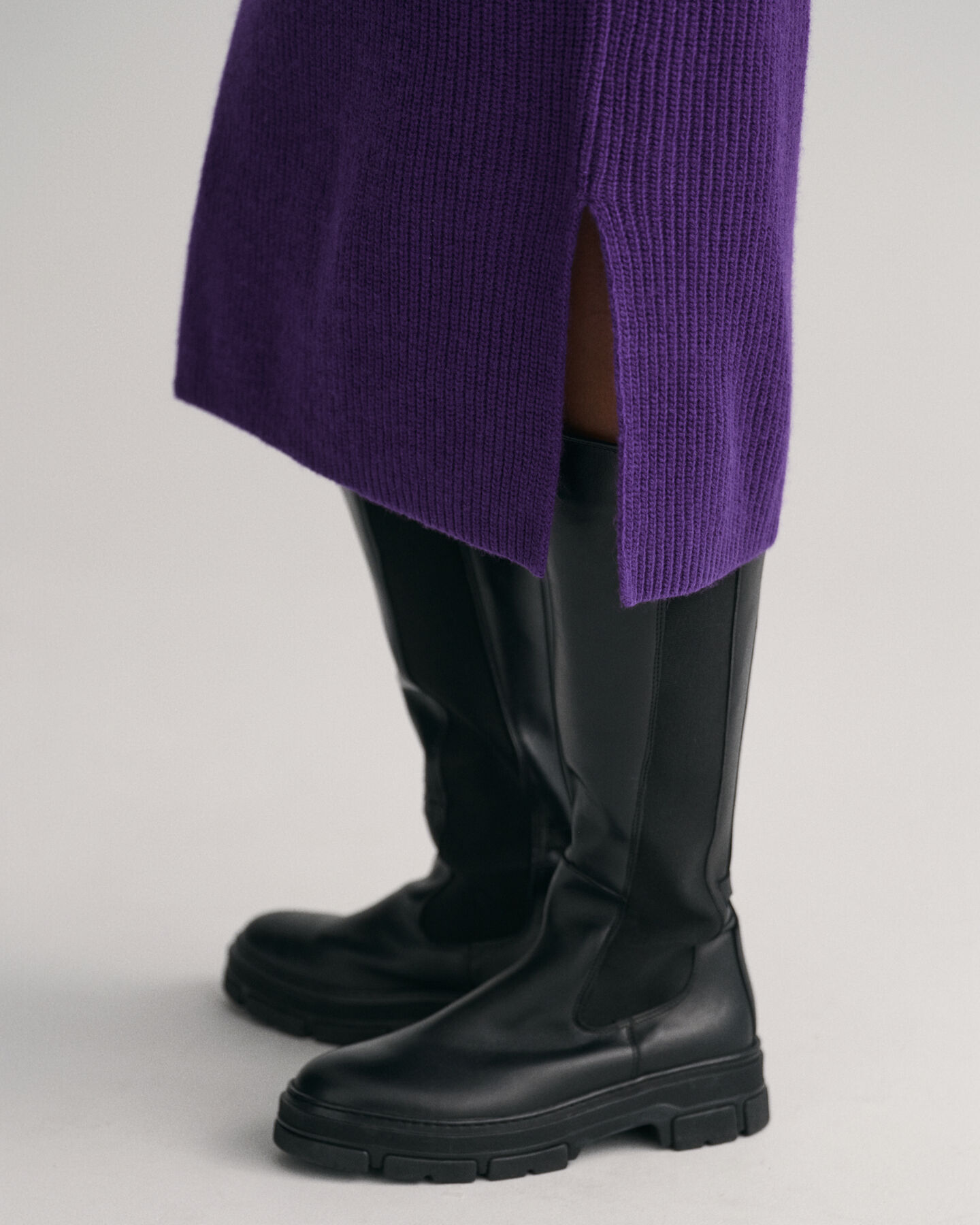 Vestido com decote em V em l&atilde; canelada