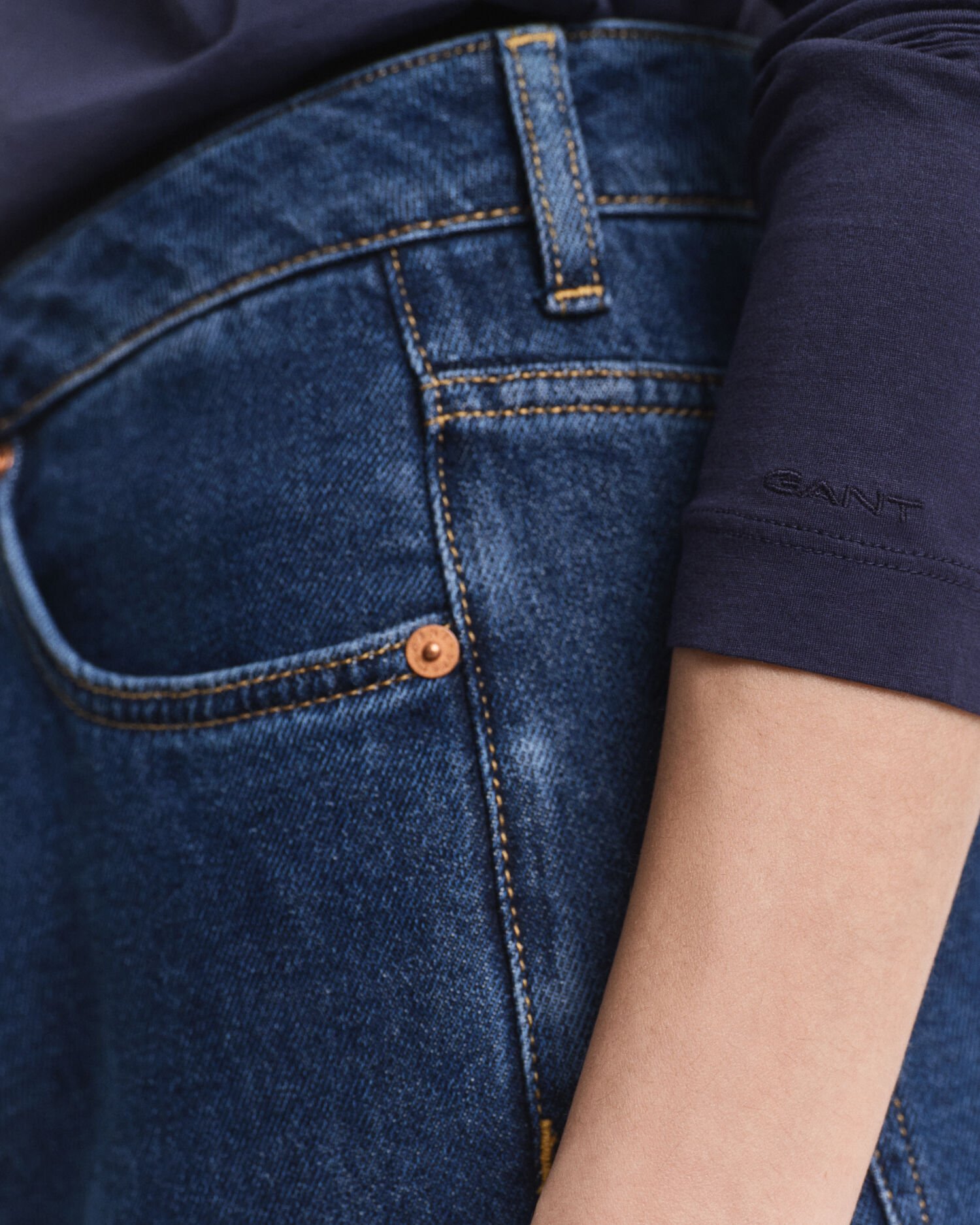 Top com gola alta em algodão leve