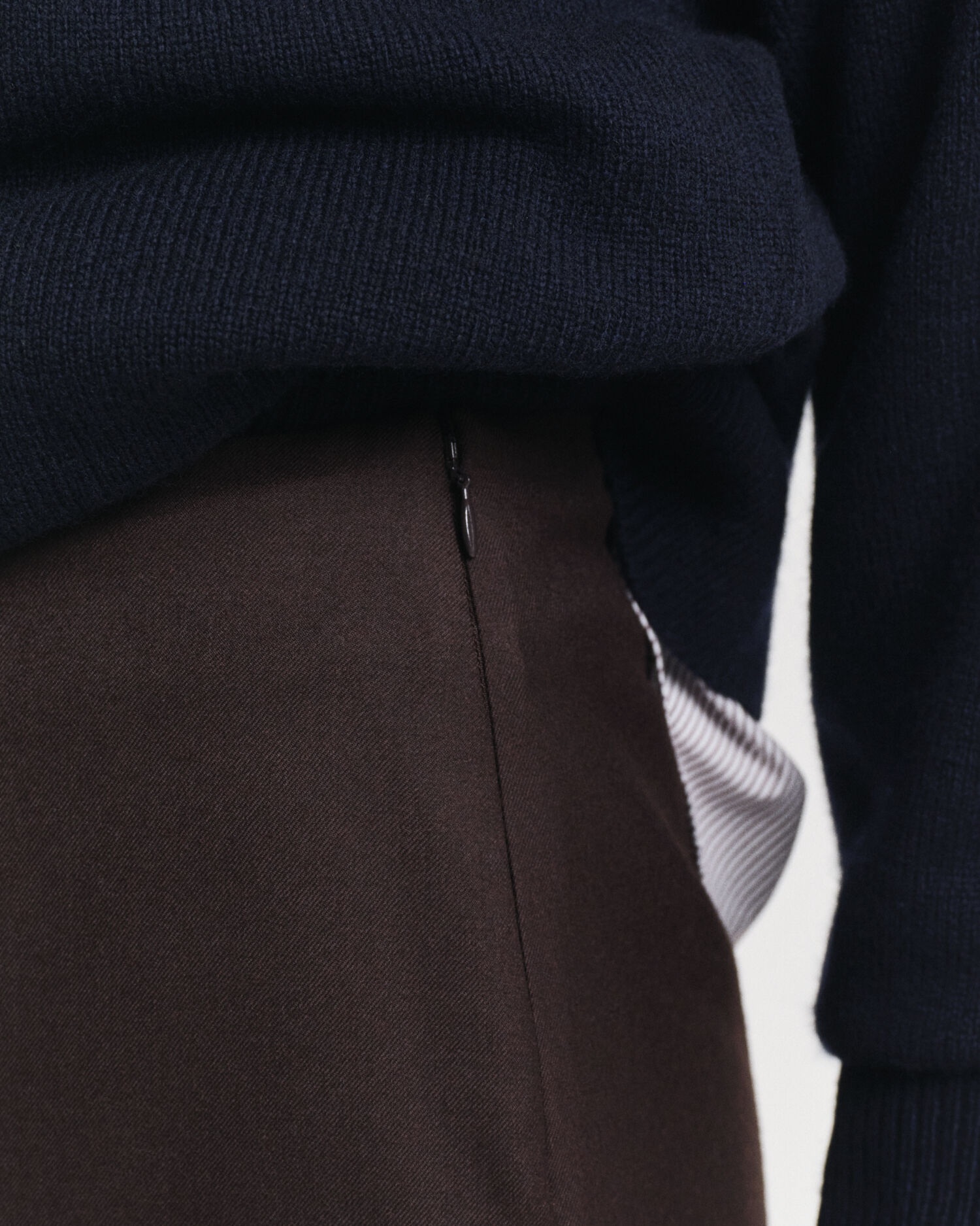 Saia lápis em mistura de lã com comprimento médio