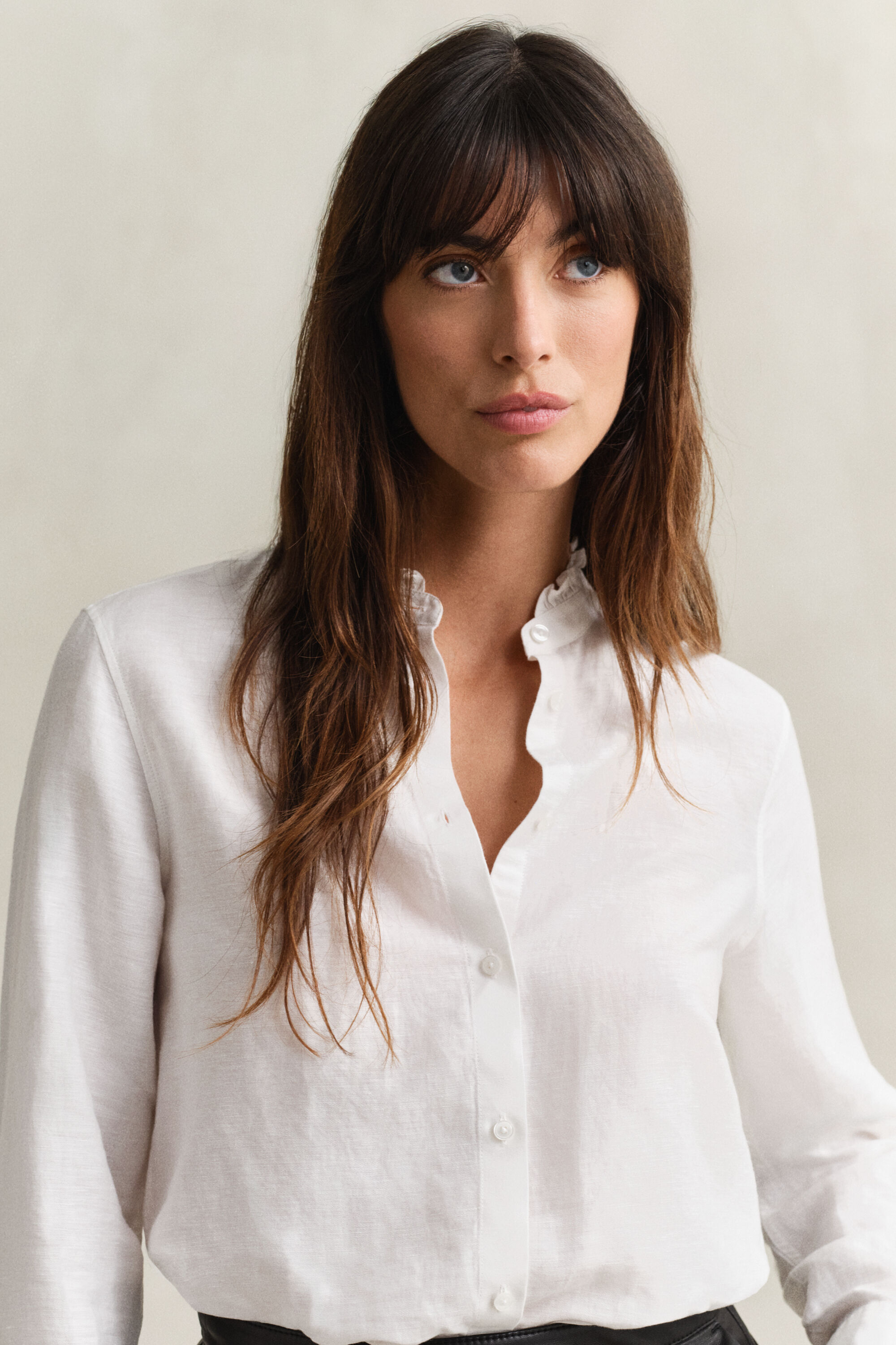 Blusa em mistura de linho com folhos