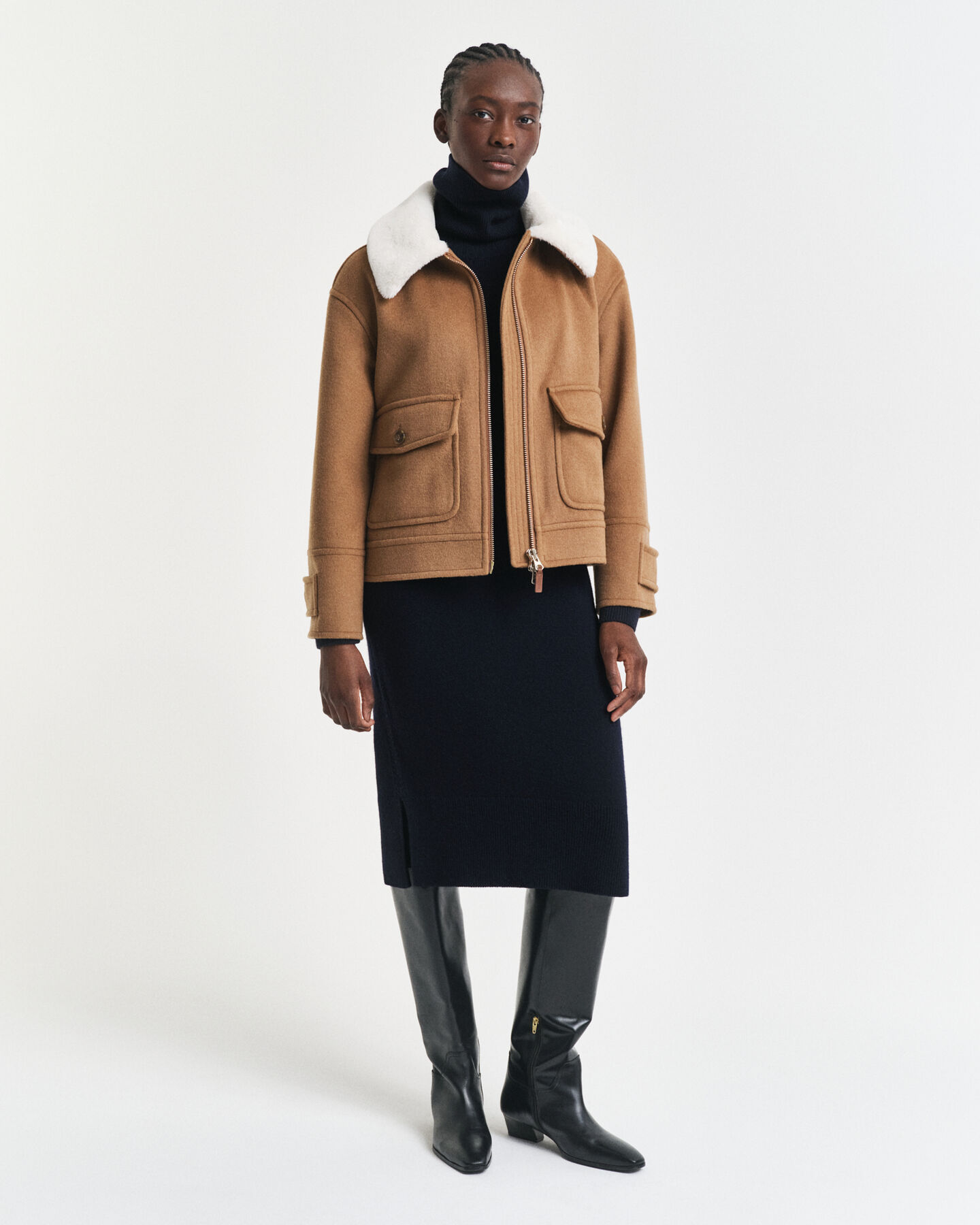 Vestido com gola alta e detalhe de malha