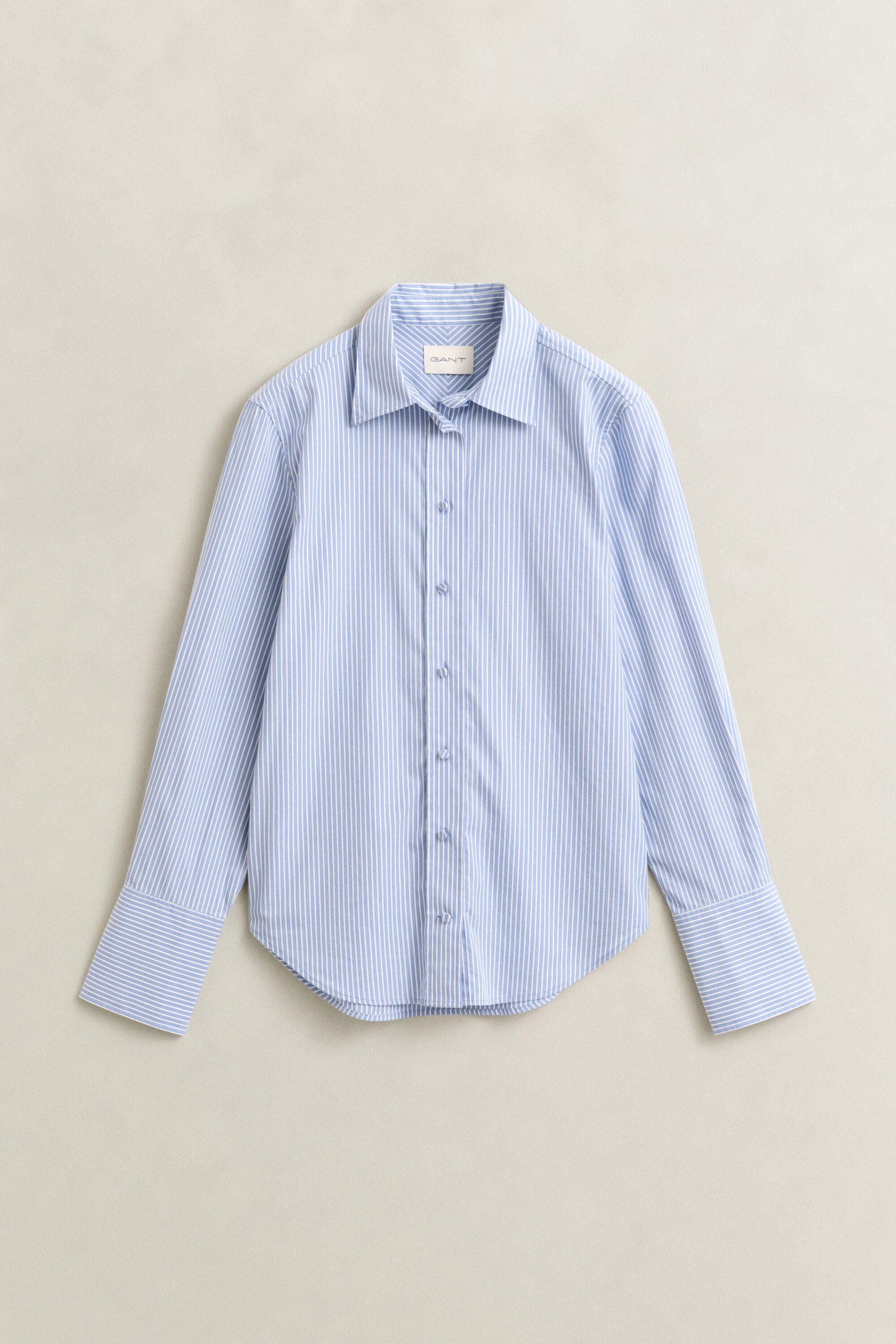 Camisa às riscas com detalhe de jugo