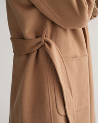 Sobretudo com cinto cosido à mão