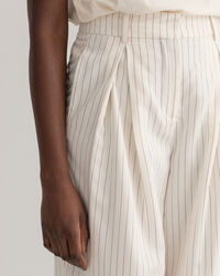 Cal&ccedil;as Pinstripe com pregas e perna larga