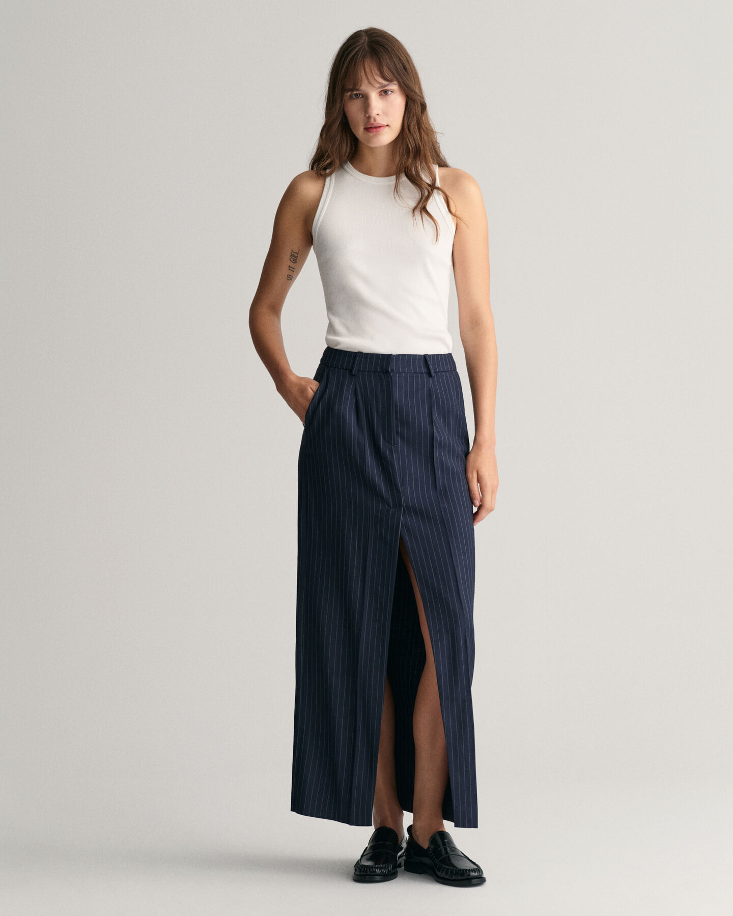 Saia comprida com padrão Pinstripe e pregas
