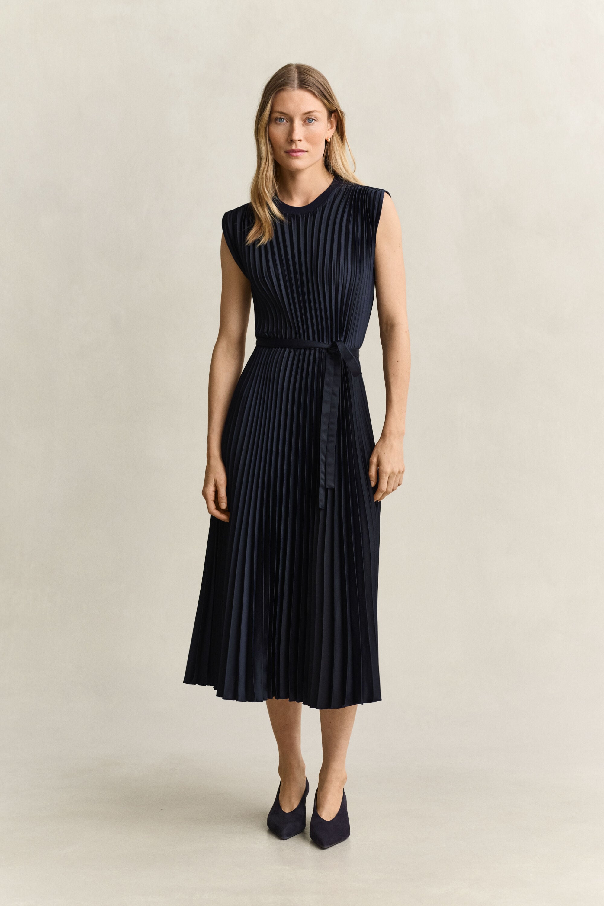 Vestido com pregas e cinto
