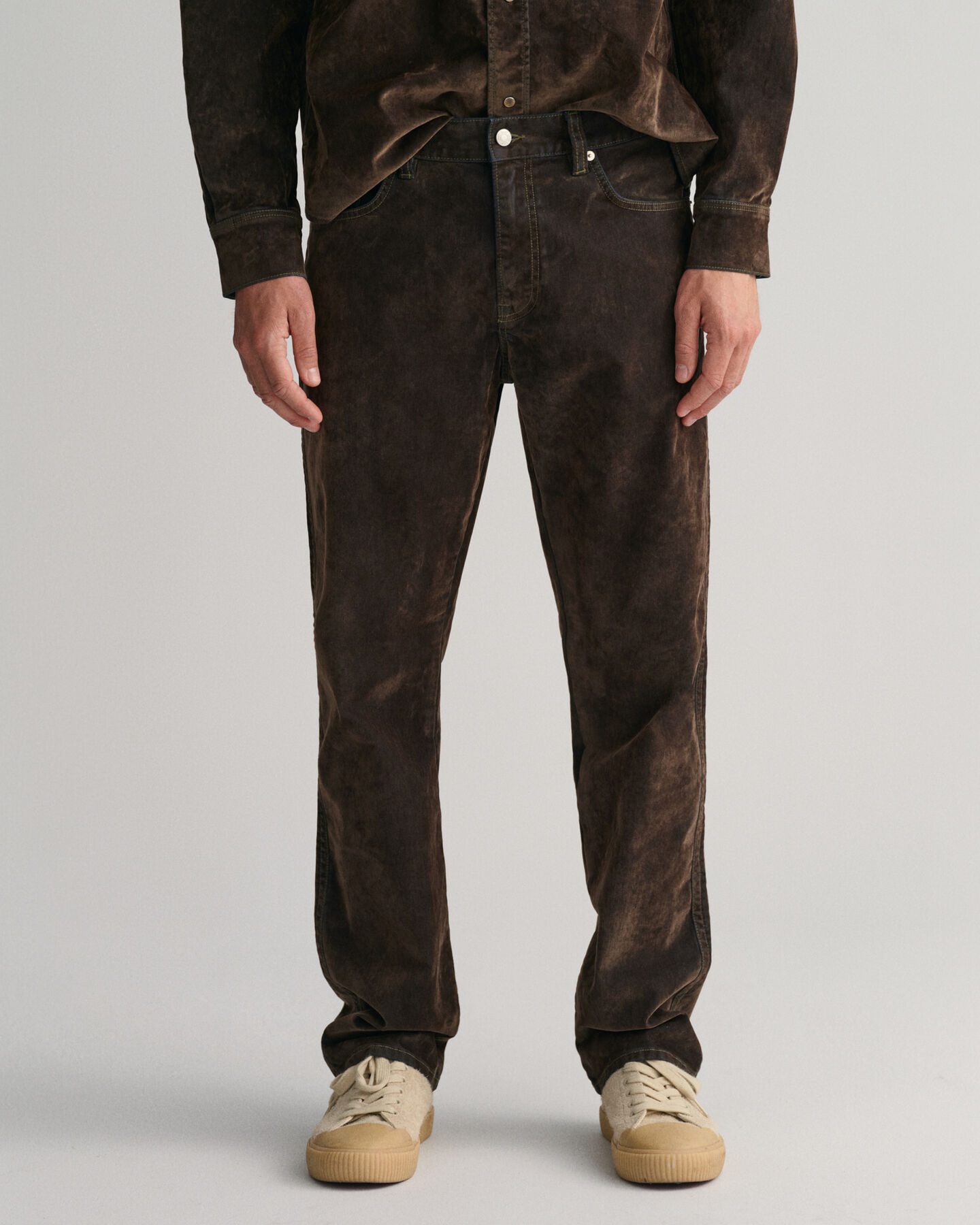 Cal&ccedil;as de ganga com acabamento aveludado Flocked relaxed fit