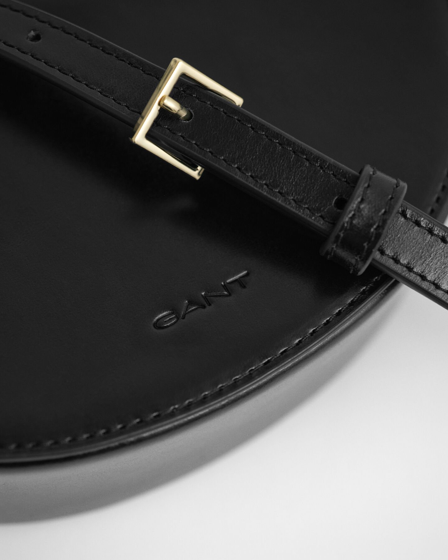 Mala de ombro em pele