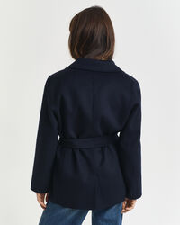 Casaco com cinto cosido à mão