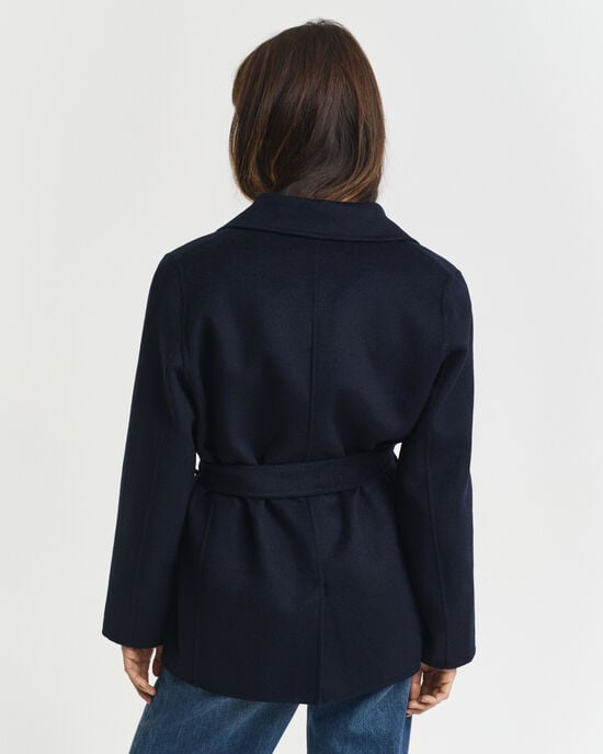 Casaco com cinto cosido à mão