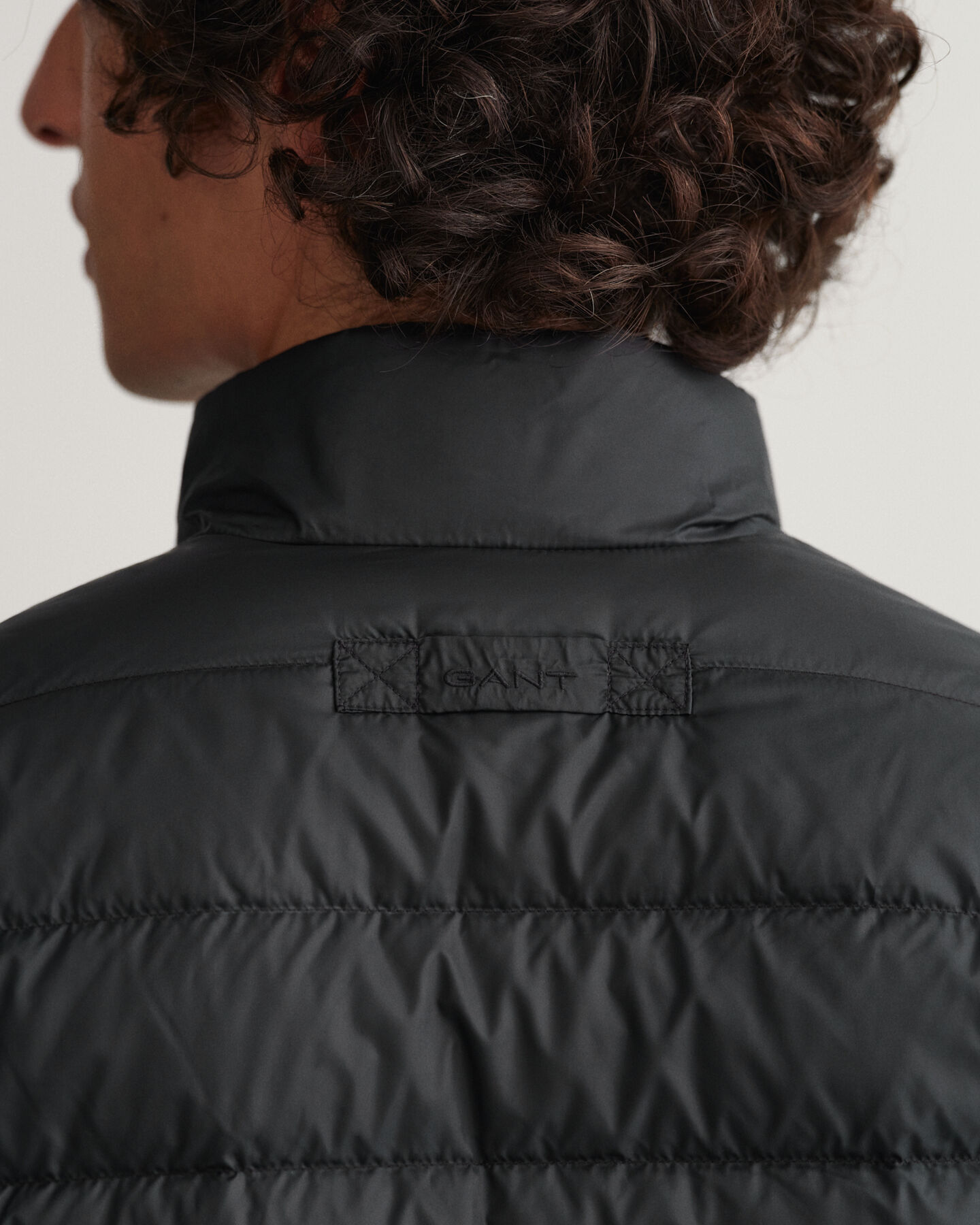 Blus&atilde;o de penas leve