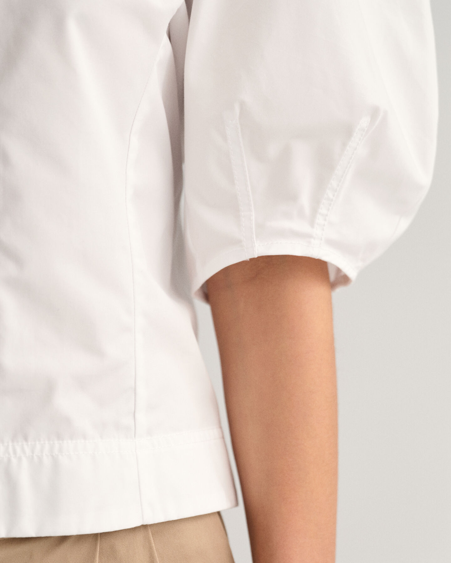 Top com decote em V e mangas de balão