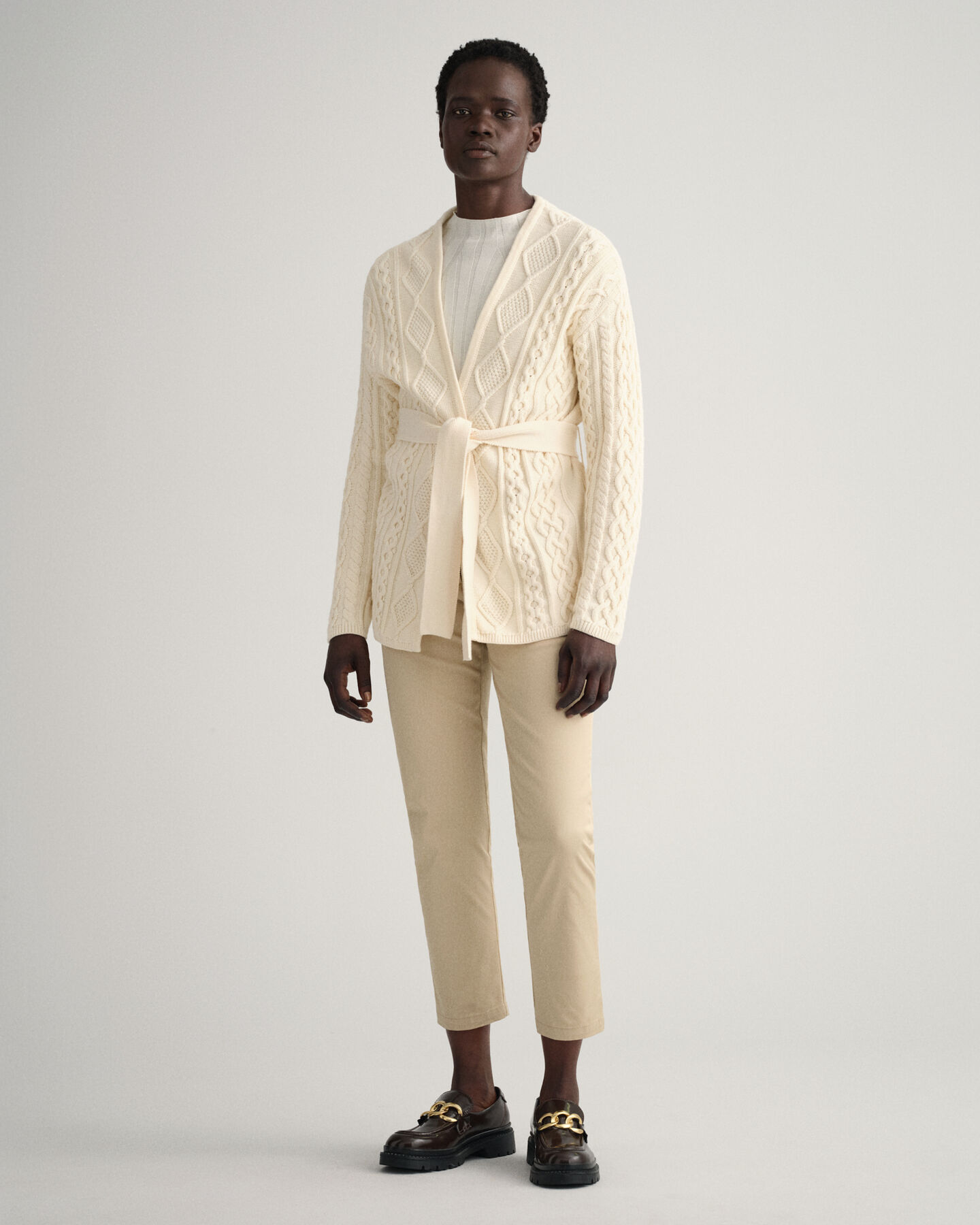 Casaco de malha entrançada com frente de trespasse