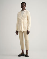 Casaco de malha entrançada com frente de trespasse